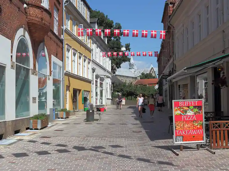 Sct Matthias Gade crossing St Sct Mikkels Gade looking to the East towards Viborg Cathedral 2014-07-09 – Viborg